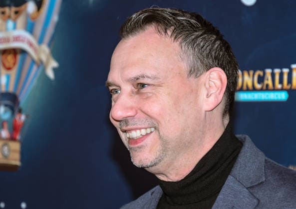 19.12.2025, xlakx, Entertainment, Roncalli Weihnachtscircus v.l. Autor Sebastian Fitzek zu Gast bei der Jubilaeums Vorstellung bei der Premiere des 21.Original Roncalli Weihnachtscircus im Tempodrom Berlin Berlin