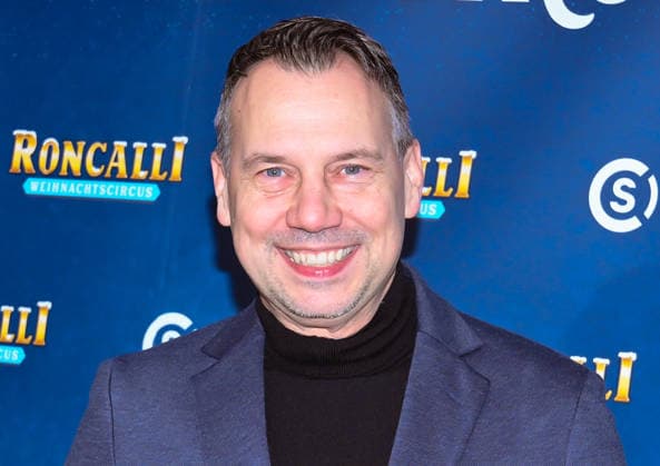 19.12.2025, xlakx, Entertainment, Roncalli Weihnachtscircus v.l. Autor Sebastian Fitzek zu Gast bei der Jubilaeums Vorstellung bei der Premiere des 21.Original Roncalli Weihnachtscircus im Tempodrom Berlin Berlin