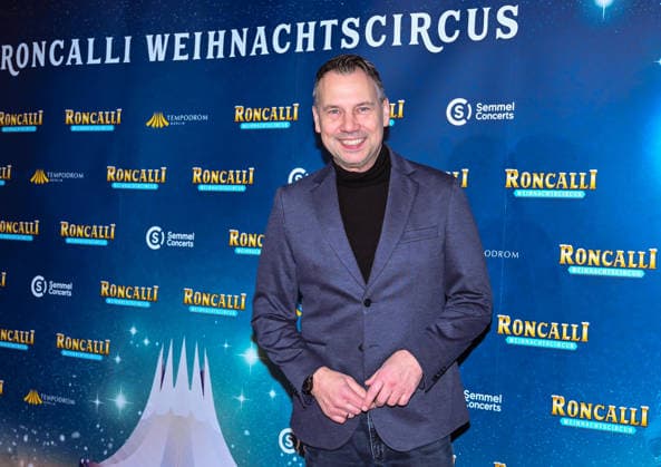 19.12.2025, xlakx, Entertainment, Roncalli Weihnachtscircus v.l. Autor Sebastian Fitzek zu Gast bei der Jubilaeums Vorstellung bei der Premiere des 21.Original Roncalli Weihnachtscircus im Tempodrom Berlin Berlin