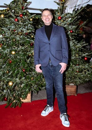19.12.2025, xlakx, Entertainment, Roncalli Weihnachtscircus v.l. Autor Sebastian Fitzek zu Gast bei der Jubilaeums Vorstellung bei der Premiere des 21.Original Roncalli Weihnachtscircus im Tempodrom Berlin Berlin
