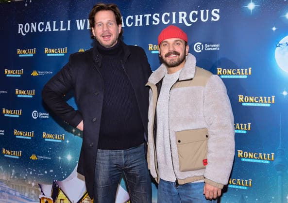 19.12.2025, xlakx, Entertainment, Roncalli Weihnachtscircus v.l. Thomas Heinze und Edin Hasanovic zu Gast bei der Jubilaeums Vorstellung bei der Premiere des 21.Original Roncalli Weihnachtscircus im Tempodrom Berlin Berlin