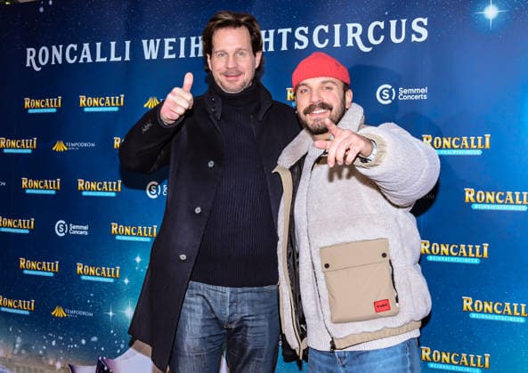 19.12.2025, xlakx, Entertainment, Roncalli Weihnachtscircus v.l. Thomas Heinze und Edin Hasanovic zu Gast bei der Jubilaeums Vorstellung bei der Premiere des 21.Original Roncalli Weihnachtscircus im Tempodrom Berlin Berlin