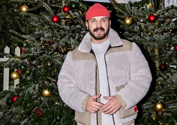 19.12.2025, xlakx, Entertainment, Roncalli Weihnachtscircus v.l. Edin Hasanovic zu Gast bei der Jubilaeums Vorstellung bei der Premiere des 21.Original Roncalli Weihnachtscircus im Tempodrom Berlin Berlin