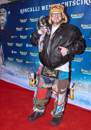 19.12.2025, xlakx, Entertainment, Roncalli Weihnachtscircus v.l. Oliver Polak zu Gast bei der Jubilaeums Vorstellung bei der Premiere des 21.Original Roncalli Weihnachtscircus im Tempodrom Berlin Berlin