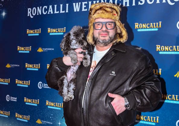 19.12.2025, xlakx, Entertainment, Roncalli Weihnachtscircus v.l. Oliver Polak zu Gast bei der Jubilaeums Vorstellung bei der Premiere des 21.Original Roncalli Weihnachtscircus im Tempodrom Berlin Berlin