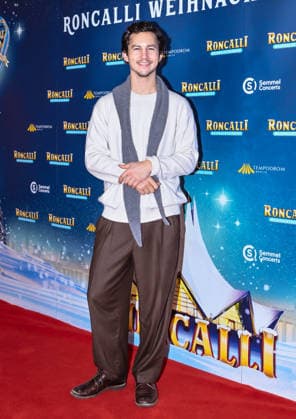 19.12.2025, xlakx, Entertainment, Roncalli Weihnachtscircus v.l. Tim Oliver Schultz zu Gast bei der Jubilaeums Vorstellung bei der Premiere des 21.Original Roncalli Weihnachtscircus im Tempodrom Berlin Berlin