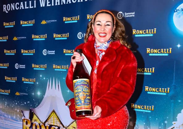 19.12.2025, xlakx, Entertainment, Roncalli Weihnachtscircus v.l. Claudia Campus zu Gast bei der Jubilaeums Vorstellung bei der Premiere des 21.Original Roncalli Weihnachtscircus im Tempodrom Berlin Berlin