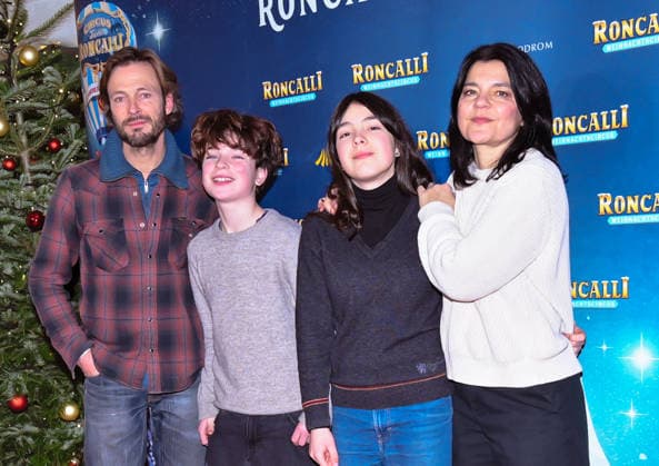 19.12.2025, xlakx, Entertainment, Roncalli Weihnachtscircus v.l. Andreas Pietschmann, Anton Pietschmann, Helena Pietschmann und Jasmin Tabatabai zu Gast bei der Jubilaeums Vorstellung bei der Premiere des 21.Original Roncalli Weihnachtscircus im Tempodrom Berlin Berlin