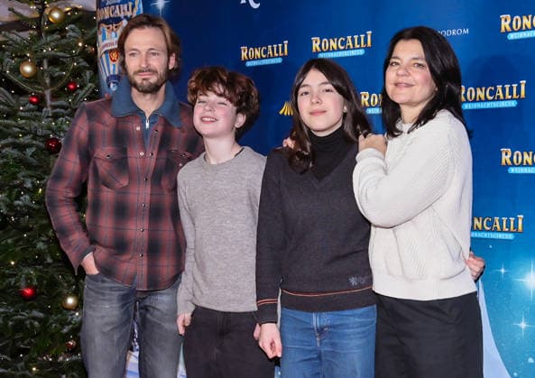 19.12.2025, xlakx, Entertainment, Roncalli Weihnachtscircus v.l. Andreas Pietschmann, Anton Pietschmann, Helena Pietschmann und Jasmin Tabatabai zu Gast bei der Jubilaeums Vorstellung bei der Premiere des 21.Original Roncalli Weihnachtscircus im Tempodrom Berlin Berlin
