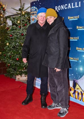 19.12.2025, xlakx, Entertainment, Roncalli Weihnachtscircus v.l. Detlev Buck, August Diehl zu Gast bei der Jubilaeums Vorstellung bei der Premiere des 21.Original Roncalli Weihnachtscircus im Tempodrom Berlin Berlin