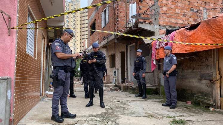 RECORD DATE NOT STATED operation in the Moiho favela in Sao Paulo Sao Paulo (SP), 12 20 2025 Moinho favela police operation SP The military police carried out, this Friday (19), an operation in the Moinho favela, central region of Sao Paulo, to execute search and seizure warrants at addresses linked to the drug trafficker Leonardo Monteiro Moja, known as Leo do Moinho or Leo Moja, arrested since 2024. Identified as a leader of the criminal faction in the community, located between the tracks of the Line 8-Diamante and near Cracolandia, he also operated in the Baixada Santista and was part of the PCC s sintonia . During the action, one person was shot, taken to the Santa Casa hospital, but did not survive and died. (Foto: Oslaim Brito Thenews2 imago i  Copyright: xOslaimxBritox