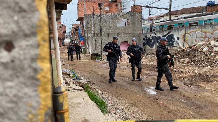 RECORD DATE NOT STATED operation in the Moiho favela in Sao Paulo Sao Paulo (SP), 12 20 2025 Moinho favela police operation SP The military police carried out, this Friday (19), an operation in the Moinho favela, central region of Sao Paulo, to execute search and seizure warrants at addresses linked to the drug trafficker Leonardo Monteiro Moja, known as Leo do Moinho or Leo Moja, arrested since 2024. Identified as a leader of the criminal faction in the community, located between the tracks of the Line 8-Diamante and near Cracolandia, he also operated in the Baixada Santista and was part of the PCC s sintonia . During the action, one person was shot, taken to the Santa Casa hospital, but did not survive and died. (Foto: Oslaim Brito Thenews2 imago i  Copyright: xOslaimxBritox