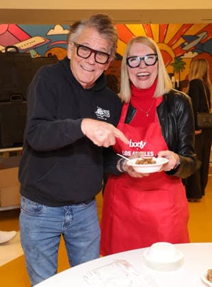 19 December 2025 - Los Angeles, California - Anson Williams, Jackie Gerken. Santa, Snow, and Smiles Hosted by Los Angeles Mission x Hope the Mission x Body by Raven Tracy held at The Woodlands Family Center for Women and Children in Woodland Hills. Woodland Hills USA - ZUMAa123 20251219_zaa_a123_231 Copyright: xADx