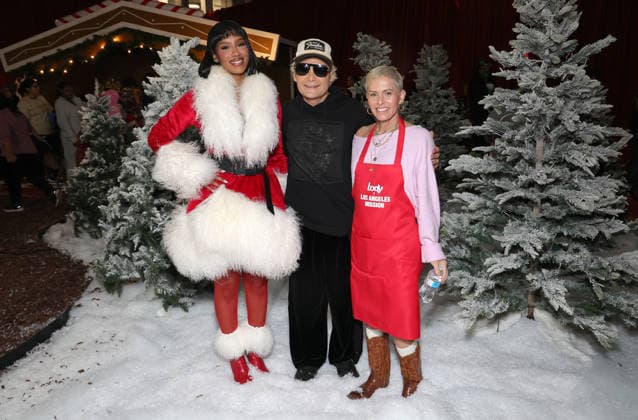 19 December 2025 - Los Angeles, California - Raven Tracy, Corey Feldman, Nicole Eggert. Santa, Snow, and Smiles Hosted by Los Angeles Mission x Hope the Mission x Body by Raven Tracy held at The Woodlands Family Center for Women and Children in Woodland Hills. Woodland Hills USA - ZUMAa123 20251219_zaa_a123_077 Copyright: xADx