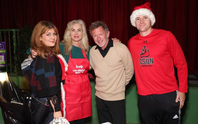 Celebrities take part in the Los Angeles Mission s Annual Thanksgiving Outreach on Skid Row Featuring: Eileen Davidson, Gregory Mielcarz Where: Los Angeles, California, United States When: 19 Dec 2025 Credit: Faye s Vision Cover Images EDITORIAL USE ONLY. NOT FOR USE BY NEWSPAPERS BASED IN THE UK. Copyright: xx coverimg55349636