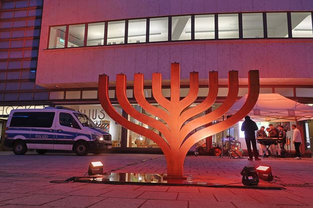 Chanukka Leuchter 20.12.2025, Chemnitz, Staatliches Museum für Archäologie Sachsen, Mit Beginn des Chanukka-Festes am Sonntag , den 14.12. 2025,wird in Chemnitz auch feierlich das Jahr der jüdischen Kultur in Sachsen eingeläutet. Unter dem Motto Tacheles soll jüdisches Leben vor der eigenen Haustür erlebbar gemacht werden. Veranstaltungen sind überall im Freistaat geplant, von Plauen bis Görlitz, von Leipzig bis Annaberg-Buchholz, in Dresden und Chemnitz. Am 14. Dezember wurde im Staatlichen Museum für Archäologie und damit im ehemaligen Kaufhaus der jüdischen Unternehmer Simon und Salman Schocken die ersten Kerze am Chanukka-Leuchter angezündet. Heute wird die vorletzte Kerze angezündet. Der Leuchter und die Jüdi