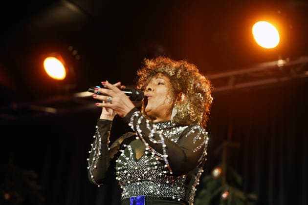 Shirley Brug auf der Bühne Eine vorweihnachtliche Musikshow wurde von der talentierten Sängerin Shirley Brug mit Wurzeln aus Curacao und einer eindrucksvollen Performance präsentiert. Essen Nordrhein-Westfalen Deutschland