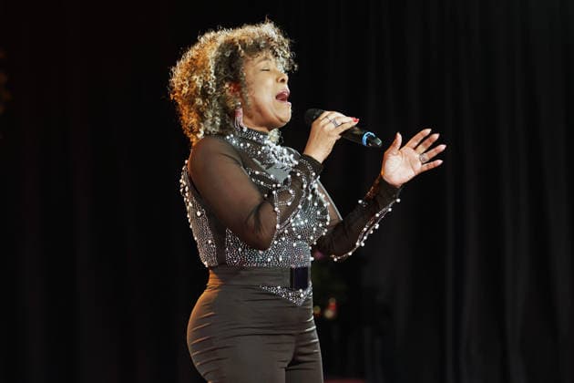 Shirley Brug auf der Bühne Eine vorweihnachtliche Musikshow wurde von der talentierten Sängerin Shirley Brug mit Wurzeln aus Curacao und einer eindrucksvollen Performance präsentiert. Essen Nordrhein-Westfalen Deutschland