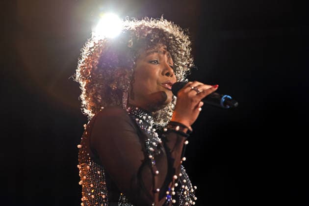 Shirley Brug auf der Bühne Eine vorweihnachtliche Musikshow wurde von der talentierten Sängerin Shirley Brug mit Wurzeln aus Curacao und einer eindrucksvollen Performance präsentiert. Essen Nordrhein-Westfalen Deutschland *** Shirley Brug on stage A pre-Christmas music show was presented by the talented singer Shirley Brug with roots from Curacao and an impressive performance Essen North Rhine-Westphalia Germany