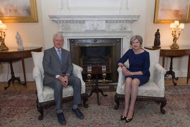 Theresa May - Bill Clinton meeting in London LONDON, UNITED KINGDOM - OCTOBER 19: (----EDITORIAL USE ONLY – MANDATORY CREDIT - BRITISH PRIME MINISTRY HANDOUT - NO MARKETING NO ADVERTISING CAMPAIGNS - DISTRIBUTED AS A SERVICE TO CLIENTS----) British Prime Minister Theresa May (R) meets with Former US President Bill Clinton (L) in London, United Kingdom on October 19, 2017. Londra London, City of. Editorial use only. Please get in touch for any other usage.  Copyright: x2025xAnadoluxBritishxPrimexMinisteryx xHandoutx