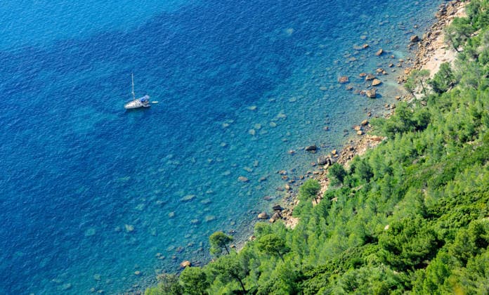 Einsame Yacht in traumhaft schöner Bucht als Symbol für Urlaub, Wohlstand und finanzielle Freiheit im mediterranen Urlaubsparadies am Mittelmeer - Cassis, Provence Alpes Côte d Azur, Frankreich Einsame Yacht in traumhaft schöner Bucht als Symbol für Urlaub, Wohlstand und finanzielle Freiheit im mediterranen Urlaubsparadies am Mittelmeer - Cassis, Provence Alpes Côte d Azur, Frankreich (License=RF) Copyright: xZoonar.com themiexx 23802985