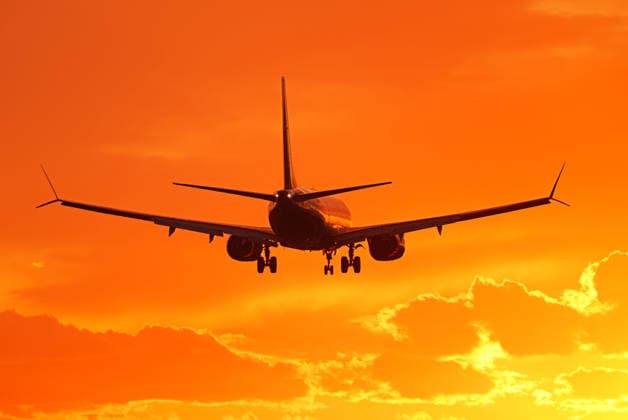 Aircraft land at Barcelona airport at sunset A Ryanair Boeing 737 MAX 8-200 lands at Barcelona-El Prat Airport at sunset, in Barcelona, Spain, on November 20, 2025. Barcelona Barcelona Spain  Copyright: xUrbanandsportx originalFilename: urbanandsport-aircraft251120_np21F.jpg