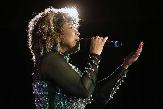 Shirley Brug auf der Bühne Eine vorweihnachtliche Musikshow wurde von der talentierten Sängerin Shirley Brug mit Wurzeln aus Curacao und einer eindrucksvollen Performance präsentiert. Essen Nordrhein-Westfalen Deutschland