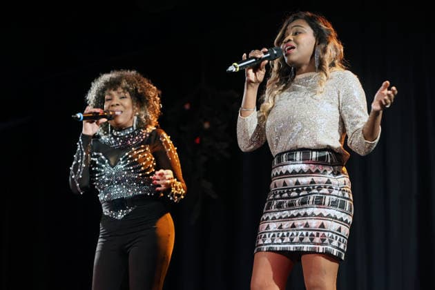 Shirley Brug und Sonja La Voice auf der Bühne Eine vorweihnachtliche Musikshow wurde von den Sängerinnen Shirley Brug und Sonja La Voice mit einer ausdrucksstarken Performance präsentiert. Essen Nordrhein-Westfalen Deutschland