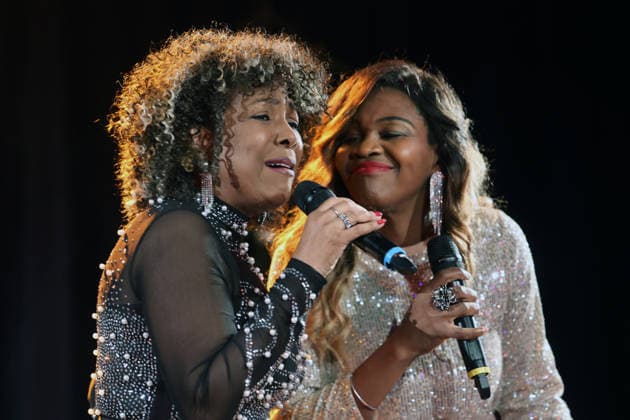 Shirley Brug und Sonja La Voice auf der Bühne Eine vorweihnachtliche Musikshow wurde von den Sängerinnen Shirley Brug und Sonja La Voice mit einer ausdrucksstarken Performance präsentiert. Essen Nordrhein-Westfalen Deutschland