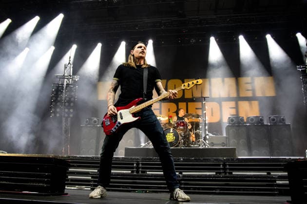 Brose Arena, Feine Sahne Fischfilet - Wir kommen in Frieden Tour Germany ,Bamberg, Brose Arena - 20 Dec 2025 - Music Concert - Feine Sahne Fischfilet - Wir kommen in Frieden Tour Image: Feine Sahne Fischfilet prefroming in the Brose Arena in Bamberg during their Wir kommen in Frieden tour. Bamberg Brose Arena Bayern Germany Copyright: xPresseFotoxEvans xRyanxEvansx