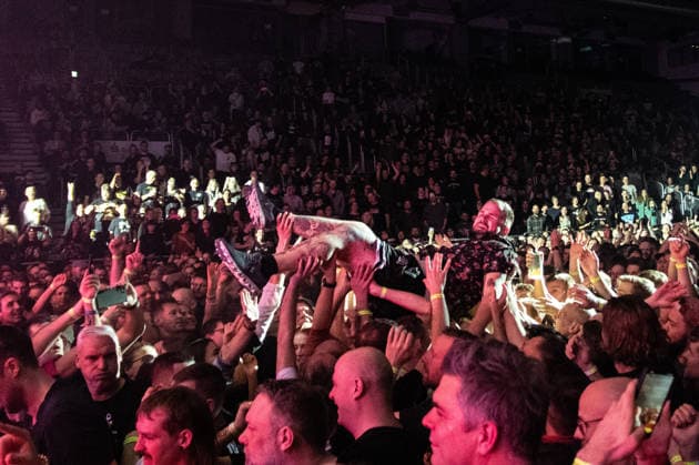 Brose Arena, Feine Sahne Fischfilet - Wir kommen in Frieden Tour Germany ,Bamberg, Brose Arena - 20 Dec 2025 - Music Concert - Feine Sahne Fischfilet - Wir kommen in Frieden Tour Image: Feine Sahne Fischfilet prefroming in the Brose Arena in Bamberg during their Wir kommen in Frieden tour. Bamberg Brose Arena Bayern Germany Copyright: xPresseFotoxEvans xRyanxEvansx