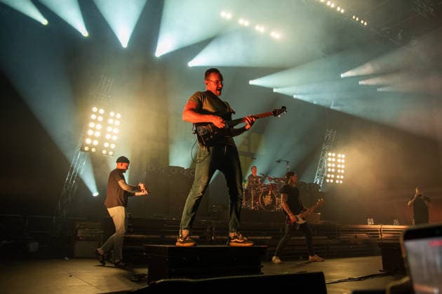 Brose Arena, Feine Sahne Fischfilet - Wir kommen in Frieden Tour Germany ,Bamberg, Brose Arena - 20 Dec 2025 - Music Concert - Feine Sahne Fischfilet - Wir kommen in Frieden Tour Image: Feine Sahne Fischfilet prefroming in the Brose Arena in Bamberg during their Wir kommen in Frieden tour. Bamberg Brose Arena Bayern Germany Copyright: xPresseFotoxEvans xRyanxEvansx