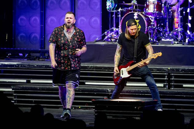 Brose Arena, Feine Sahne Fischfilet - Wir kommen in Frieden Tour Germany ,Bamberg, Brose Arena - 20 Dec 2025 - Music Concert - Feine Sahne Fischfilet - Wir kommen in Frieden Tour Image: Feine Sahne Fischfilet prefroming in the Brose Arena in Bamberg during their Wir kommen in Frieden tour. Bamberg Brose Arena Bayern Germany Copyright: xPresseFotoxEvans xRyanxEvansx