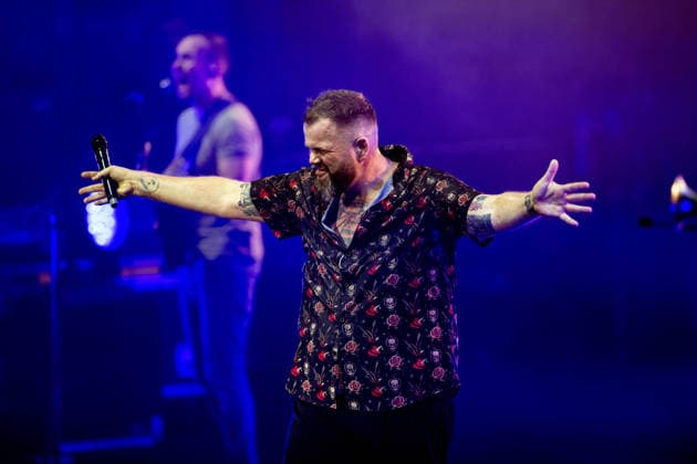 Brose Arena, Feine Sahne Fischfilet - Wir kommen in Frieden Tour Germany ,Bamberg, Brose Arena - 20 Dec 2025 - Music Concert - Feine Sahne Fischfilet - Wir kommen in Frieden Tour Image: Feine Sahne Fischfilet prefroming in the Brose Arena in Bamberg during their Wir kommen in Frieden tour. Bamberg Brose Arena Bayern Germany Copyright: xPresseFotoxEvans xRyanxEvansx