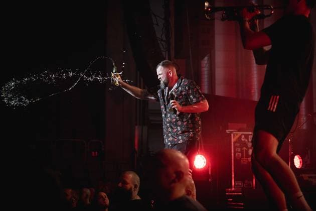 Brose Arena, Feine Sahne Fischfilet - Wir kommen in Frieden Tour Germany ,Bamberg, Brose Arena - 20 Dec 2025 - Music Concert - Feine Sahne Fischfilet - Wir kommen in Frieden Tour Image: Feine Sahne Fischfilet prefroming in the Brose Arena in Bamberg during their Wir kommen in Frieden tour. Bamberg Brose Arena Bayern Germany Copyright: xPresseFotoxEvans xRyanxEvansx