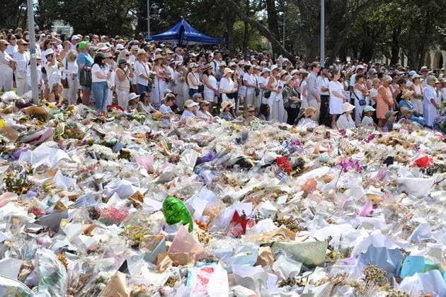 News Bilder des Tages BONDI BEACH SHOOTING, Mourners and flowers are seen at the Bondi Pavillion in Sydney, Sunday, December 21, 2025. ustralia is in mourning after gunmen opened fire on Bondi Beach, killing 15 people in an attack designed to target the Jewish community. ( NO ARCHIVING Sydney New South Wales Australia  Copyright: xMICKxTSIKASx 20251221196604377445