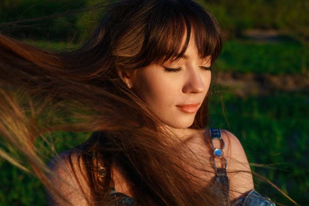 Porträt einer jungen Frau mit geschlossenen Augen im Wind portrait of young woman with closed eyes hair fluttering in the wind (License=RF) ,model released, Symbolfoto Copyright: xZoonar.com EkaterinaxPereslavtsevax 24385497 ,model released, Symbolfoto ,property released