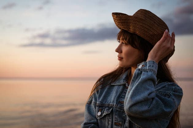 Porträt einer jungen Frau am Meer mit einem Hut bei Sonnenuntergang Portrait of a young woman by the sea in a hat at sunset in summer (License=RF) ,model released, Symbolfoto Copyright: xZoonar.com EkaterinaxPereslavtsevax 24385537 ,model released, Symbolfoto ,property released