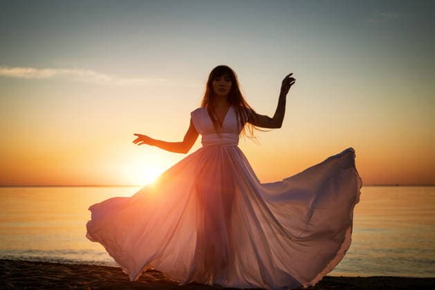 Schöne weibliche Silhouette am Meeresufer in weißem langen Kleid bei Sonnenuntergang Beautiful female silhouette on the seashore in a white long dress at sunset (License=RF) ,model released, Symbolfoto Copyright: xZoonar.com EkaterinaxPereslavtsevax 24385546 ,model released, Symbolfoto ,property released