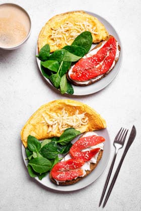 IMAGO Creative, Food, High Protein Frühstück Gesundes Frühstück. Omelett, Sandwich mit Lachs, Spinat. Healthy balanced breakfast for two. Omelette, spinach, wholegrain sandwich with cream cheese and salmon fish. Breakfast together, top view. (License=RF) Copyright: xZoonar.com OksanaxBratanovax 24387964