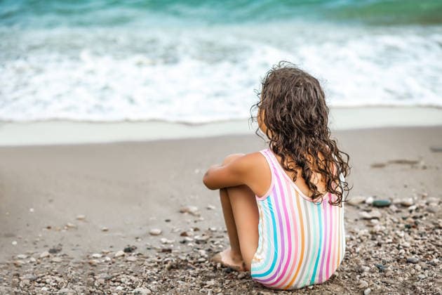 Niedliches kleines Mädchen liegt am Strand im Sommer am Meer. Verspieltes aktives Kind. Urlaub Urlaub mit Kindern. Cute little girl lying on the seashore at the beach in summer. Playful active kid. Holiday vacation with children (License=RF) ,model released, Symbolfoto Copyright: xZoonar.com ZulfiiaxIshmukhametovax 24398494 ,model released, Symbolfoto ,property released