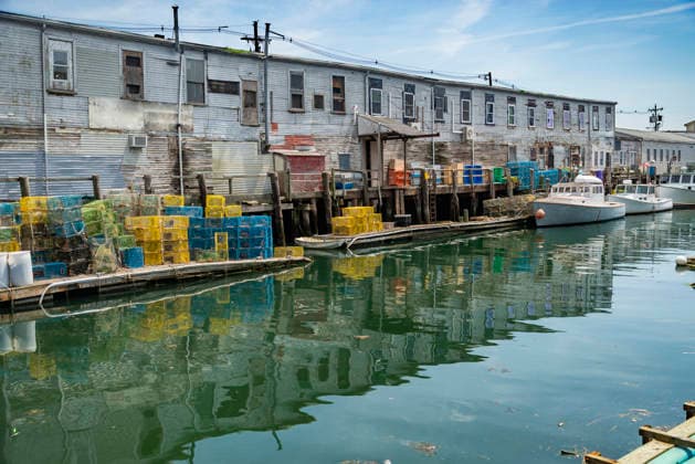 Ein Pier voller Hummerfallen und ein altes Gebäude, ein alter Hafen, in Portland, Maine. A pier filled with lobster traps and an old building, old port, in Portland, Maine. USA (License=RM) Copyright: xZoonar.com EnricoxDellaxPietrax 24400463