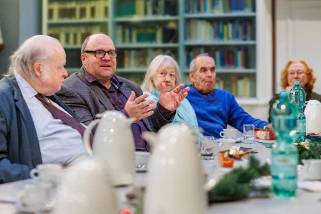20.12.2025. Düsseldorf. Tea Time mit Leo Litz im Heinrich-Heine-Institut. Der aus Sankt Petersburg stammende Autor, Regisseur und Filmschauspieler Leo Litz liest aus seinem Buch Wie Väterchen Frost dem Osterhasen begegnete. Hier: (2. v. l.) Gastgeber Jan Michaelis, Autor und Publizist Düsseldorf Heinrich-Heine-Institut, Nordrhein-Westfalen Deutschland