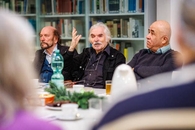 20.12.2025. Düsseldorf. Tea Time mit Leo Litz im Heinrich-Heine-Institut. Der aus Sankt Petersburg stammende Autor, Regisseur und Filmschauspieler Leo Litz liest aus seinem Buch Wie Väterchen Frost dem Osterhasen begegnete. Düsseldorf Heinrich-Heine-Institut, Nordrhein-Westfalen Deutschland