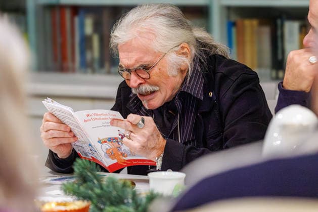 20.12.2025. Düsseldorf. Tea Time mit Leo Litz im Heinrich-Heine-Institut. Der aus Sankt Petersburg stammende Autor, Regisseur und Filmschauspieler Leo Litz liest aus seinem Buch Wie Väterchen Frost dem Osterhasen begegnete. Düsseldorf Heinrich-Heine-Institut, Nordrhein-Westfalen Deutschland