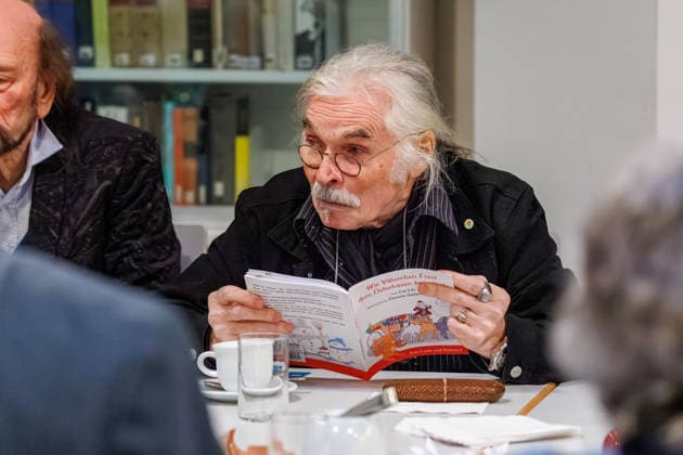 20.12.2025. Düsseldorf. Tea Time mit Leo Litz im Heinrich-Heine-Institut. Der aus Sankt Petersburg stammende Autor, Regisseur und Filmschauspieler Leo Litz liest aus seinem Buch Wie Väterchen Frost dem Osterhasen begegnete. Düsseldorf Heinrich-Heine-Institut, Nordrhein-Westfalen Deutschland