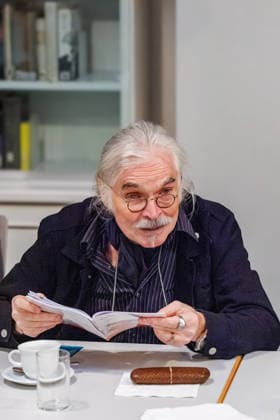 20.12.2025. Düsseldorf. Tea Time mit Leo Litz im Heinrich-Heine-Institut. Der aus Sankt Petersburg stammende Autor, Regisseur und Filmschauspieler Leo Litz liest aus seinem Buch Wie Väterchen Frost dem Osterhasen begegnete. Düsseldorf Heinrich-Heine-Institut, Nordrhein-Westfalen Deutschland