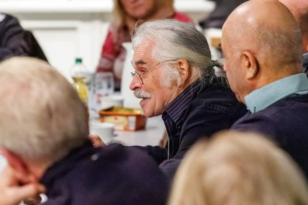 20.12.2025. Düsseldorf. Tea Time mit Leo Litz im Heinrich-Heine-Institut. Der aus Sankt Petersburg stammende Autor, Regisseur und Filmschauspieler Leo Litz liest aus seinem Buch Wie Väterchen Frost dem Osterhasen begegnete. Düsseldorf Heinrich-Heine-Institut, Nordrhein-Westfalen Deutschland