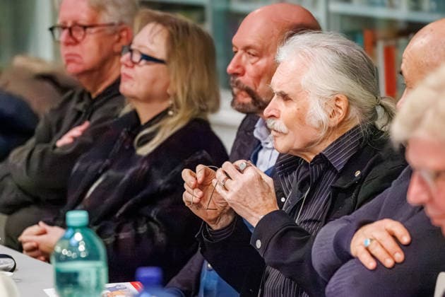 20.12.2025. Düsseldorf. Tea Time mit Leo Litz im Heinrich-Heine-Institut. Der aus Sankt Petersburg stammende Autor, Regisseur und Filmschauspieler Leo Litz liest aus seinem Buch Wie Väterchen Frost dem Osterhasen begegnete. Düsseldorf Heinrich-Heine-Institut, Nordrhein-Westfalen Deutschland