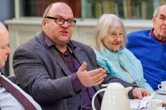 20.12.2025. Düsseldorf. Tea Time mit Leo Litz im Heinrich-Heine-Institut. Der aus Sankt Petersburg stammende Autor, Regisseur und Filmschauspieler Leo Litz liest aus seinem Buch Wie Väterchen Frost dem Osterhasen begegnete. Hier: (2. v. l.) Gastgeber Jan Michaelis, Autor und Publizist Düsseldorf Heinrich-Heine-Institut, Nordrhein-Westfalen Deutschland